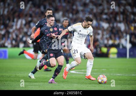 Madrid. 9 avril 2024. Brahim Diaz (R) du Real Madrid affronte Phil Foden de Manchester City lors du match de quart de finale de l'UEFA Champions League 1st Leg match entre le Real Madrid et Manchester City à Madrid, le 9 avril 2024. Crédit : Gustavo Valiente/Xinhua/Alamy Live News Banque D'Images