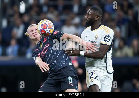 Madrid. 9 avril 2024. Antonio Rudiger du Real Madrid affronte Erling Haaland de Manchester City lors du match de quart de finale de la 1ère manche de l'UEFA Champions League entre le Real Madrid et Manchester City à Madrid, le 9 avril 2024. Crédit : Gustavo Valiente/Xinhua/Alamy Live News Banque D'Images