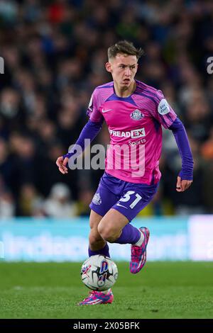 LEEDS, ANGLETERRE - 09 AVRIL : Chris Rigg Central Midfield du Sunderland FC court avec le ballon lors du Sky Bet Championship match entre Leeds United et Sunderland au Elland Road Stadium le 9 avril 2024 à Leeds, Angleterre. (Photo de Francisco Macia/photos Players images) Banque D'Images