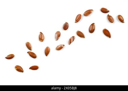 Graines de lin, graines de lin, graines de linum isolées sur blanc. Fond de pile d'aliments sains. Régime alimentaire, végétarien ou concept d'alimentation propre. Gros plan macro. Banque D'Images