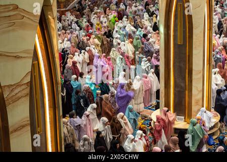 PRIÈRE DE l'Aïd Al-FITR À BANDUNG les musulmans exécutent les prières de l'Aïd al-Fitr à la Grande Mosquée Al-Jabbar à Bandung, Java occidental, Indonésie, le 10 avril 2024. Les musulmans du monde entier célèbrent l’Aïd al-Fitr qui marque la fin du mois de jeûne du Ramadan. IMAGO/KHAIRIZAL MARIS Bandung West Java Indonesia Copyright : xKharizalxMarisxKhairizalxMarisx Eid Al-FITR PRIÈRE IN BANDUNG 12 Banque D'Images