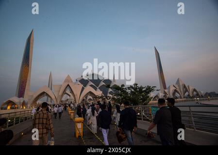 PRIÈRE DE l'Aïd Al-FITR À BANDUNG les musulmans entrent dans la grande mosquée Al-Jabbar pour effectuer les prières de l'Aïd, Bandung, Java occidental, Indonésie, 10 avril, 2024. les musulmans du monde entier célèbrent l'Aïd al-Fitr, qui marque la fin du mois de jeûne du Ramadan. IMAGO/KHAIRIZAL MARIS Bandung West Java Indonesia Copyright : xKharizalxMarisxKhairizalxMarisx Eid Al-FITR PRIÈRE IN BANDUNG 27 Banque D'Images