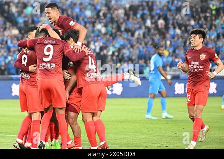 Pékin, province chinoise du Jiangsu. 9 avril 2024. Les joueurs du port de Shanghai célèbrent le score lors d'un match de 5e tour de la Ligue chinoise de football (CSL) de la saison 2024 entre Nantong Zhiyun et le port de Shanghai à Nantong, dans la province du Jiangsu de l'est de la Chine, le 9 avril 2024. Crédit : Wang Xuzhong/Xinhua/Alamy Live News Banque D'Images