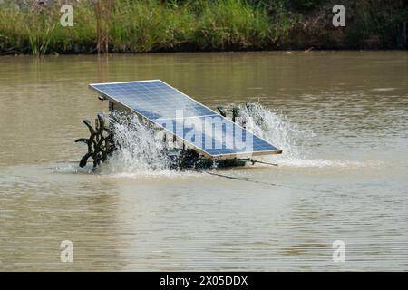 L'oxygène de remplissage de turbine d'aérateur à l'eau utilise l'énergie solaire. Banque D'Images