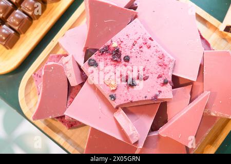 Plateau en bois avec chocolat magenta sur une table à l'événement Banque D'Images