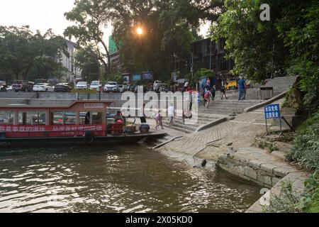 Comté de Yangshuo, Guilin, Guangxi, Chine - 05 août 2023 : un ferry débarquant des passagers Banque D'Images