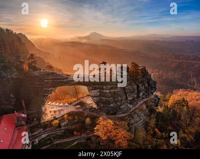 Hrensko, République Tchèque - vue panoramique aérienne de la magnifique Pravcicka Brana (porte de Pravcicka) dans le parc national de la Suisse de Bohême, le plus grand n Banque D'Images