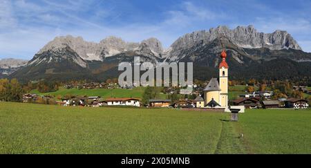 L'église paroissiale au village en cours avec la célèbre montagne Wilder Kaiser à l'arrière-plan, Tyrol, Autriche Banque D'Images