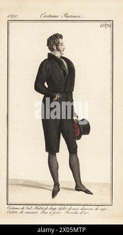 Gentleman français en costume de bal, 1820. En manteau de laine, gilet de soie, culottes peignées, bas et chaussures à boucle dorée, avec chapeau haut de gamme. Costume de bal. Habit de drap, gilet de soie, dessous de reps, culote de casimir, bas a jour, boucles d'or. Gravure sur cuivre colorée à la main d’après une plaque mode de Louis Marie Lante du Journal des Dames et des modes de Pierre de la Mesangère, Magazine of Women and Fashion, Paris, 1820. Banque D'Images