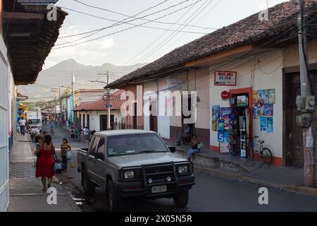 L'architecture coloniale domine la ville de Grenade, Nicaragua, une destination touristique populaire en Amérique latine Banque D'Images