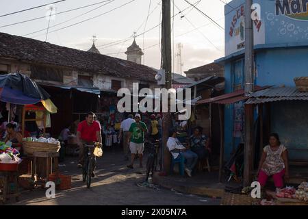 L'architecture coloniale domine la ville de Grenade, Nicaragua, une destination touristique populaire en Amérique latine Banque D'Images