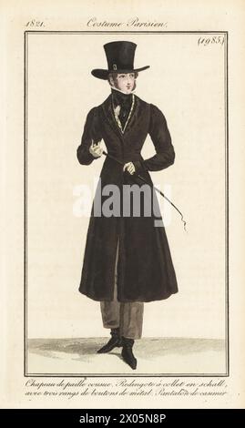 Dandy français en chapeau de paille, long manteau d'équitation avec col large et trois rangées de boutons en métal, gilet et cravate, pantalon peigné, tenant une récolte d'équitation. Chapeau de paille cousue, redingote a collet en schall avec trois rangs de boutons de metal, pantalon de casimir. Gravure sur cuivre colorée à la main d’après une plaque mode de Louis Marie Lante du Journal des Dames et des modes de Pierre de la Mesangère, Magazine of Women and Fashion, Paris, 1821. Banque D'Images