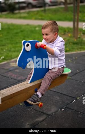 Portrait de petit bambin sur aire de jeux Banque D'Images