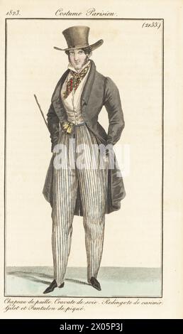 Gentleman français en chapeau de paille, manteau peigné, gilet piqué et pantalon, avec canne. Chapeau de paille, cravate de soie, redingote de casimir, gilet pantalon de pique. Gravure sur cuivre colorée à la main d’après une plaque mode de Louis Marie Lante du Journal des Dames et des modes de Pierre de la Mesangère, Magazine of Women and Fashion, Paris, 1823. Banque D'Images