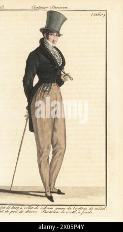 Dandy français en chapeau haut de gamme, gilet en velours vert avec boutons en métal, gilet en peau de chèvre, pantalon en coton, avec canne et monocle. Habit de drap a collet de velours garni de boutons de metal, gilet de poil de chevre, pantalon a coutil a pieds. Gravure sur cuivre colorée à la main d’après une plaque mode de Louis Marie Lante du Journal des Dames et des modes de Pierre de la Mesangère, Magazine of Women and Fashion, Paris, 1823. Banque D'Images