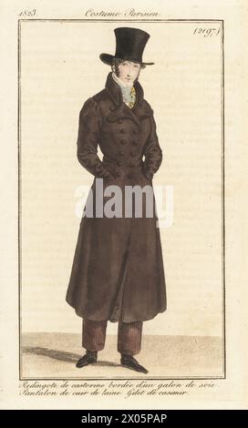 Dandy français en chapeau haut de gamme, manteau d'équitation en castorine (coton-velours), pantalon en peau de mouton, gilet peigné. Redingote de castorine bordee d'un galon de soie, pantalon de cuir de laine, gilet de casimir. Gravure sur cuivre colorée à la main d’après une plaque mode de Louis Marie Lante du Journal des Dames et des modes de Pierre de la Mesangère, Magazine of Women and Fashion, Paris, 1823. Banque D'Images