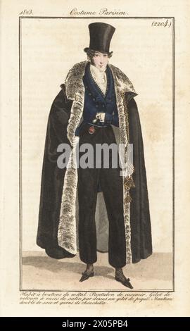 Dandy français en haut-de-forme et manteau d'opéra doublé de soie garni de chinchilla. Gilet avec boutons en métal, pantalon peigné, gilets en velours rayé et piqué. Habit a boutons de metal, pantalon de casimir, gilet de velours a raies de satin par dessus un gilet de pique, manteau double de soie et garni de chinchilla. Gravure sur cuivre colorée à la main d’après une plaque mode de Louis Marie Lante du Journal des Dames et des modes de Pierre de la Mesangère, Magazine of Women and Fashion, Paris, 1823. Banque D'Images