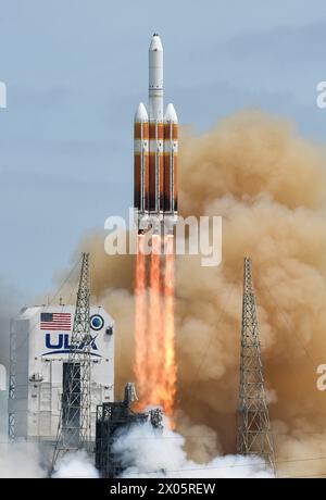 Cap Canaveral, États-Unis. 09th Apr, 2024. Une fusée lourde Delta IV de l'United Launch Alliance (ULA) est lancée à partir de la zone 37 de la Station spatiale du Cap Canaveral, transportant un satellite espion classifié pour le National reconnaissance Office (NRO), à Cap Canaveral. Il s'agit du lancement final d'une fusée Delta, qui est remplacée par la nouvelle fusée Vulcan. Crédit : SOPA images Limited/Alamy Live News Banque D'Images