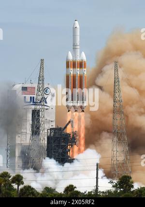 Cap Canaveral, États-Unis. 09th Apr, 2024. Une fusée lourde Delta IV de l'United Launch Alliance (ULA) est lancée à partir de la zone 37 de la Station spatiale du Cap Canaveral, transportant un satellite espion classifié pour le National reconnaissance Office (NRO), à Cap Canaveral. Il s'agit du lancement final d'une fusée Delta, qui est remplacée par la nouvelle fusée Vulcan. Crédit : SOPA images Limited/Alamy Live News Banque D'Images