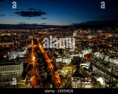 Crépuscule vue aérienne du paysage urbain animé, Varna, Bulgarie Banque D'Images