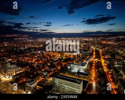 Crépuscule vue aérienne du paysage urbain animé, Varna, Bulgarie Banque D'Images