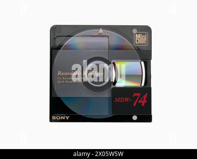 Sony MDW-74 MiniDisc avec un volet de protection ouvert et un reflet arc-en-ciel de la surface du disque isolé sur fond blanc Banque D'Images