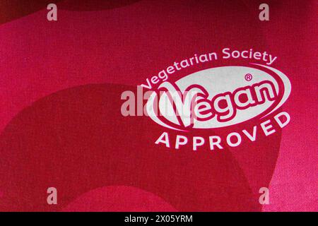 Vegan Vegetarian Society logo de symbole approuvé - détail sur le paquet de fête de J2O pomme & fruits framboise mélange boissons Banque D'Images