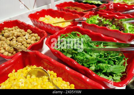 Buffet de salades coloré présentant une gamme d'ingrédients frais pendant le brunch Banque D'Images