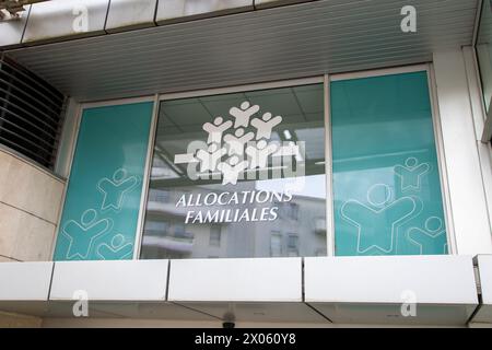 Angouleme , France - 04 08 2024 : logo Caisse allocations familiales marque et texte CAF signe signifie Bureau du Fonds d'allocations familiales Banque D'Images