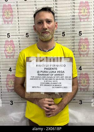 Manille, Philippines. 4 octobre 2023. Le drag-performer AMADEUS FERNANDO PAGENTE, 33 ans, a tiré un coup de fouet avec son affaire criminelle à l'intérieur d'un commissariat de police à Manille. Pagente, qui joue le rôle de Pura Luka Vega, a été arrêté aujourd'hui, pour sa vidéo virale jouant le rôle de Jésus Christ récitant la prière du Seigneur. Le drag artist risque jusqu'à 12 ans de prison en vertu des lois sur l'obscénité du pays à majorité catholique romaine. La drag queen philippine qui a été arrêtée à deux reprises pour avoir exécuté une version rock de la prière du Seigneur habillée en Jésus Christ a révélé qu'ils ont déposé une caution, mais font face à 12 ans derrière les barreaux sous les Philippines Banque D'Images