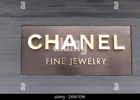 New York City, États-Unis - 25 mars 2024 : logo de la marque Chanel de joaillerie fine de la boutique à Manhattan Banque D'Images