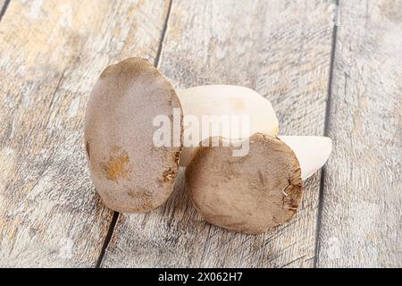 Deux champignons Eringi crus pour la cuisson Banque D'Images