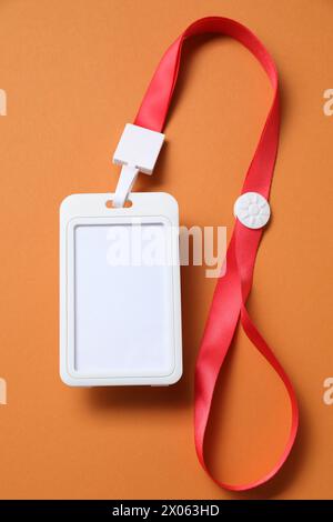 Badge vierge avec ficelle sur fond orange, vue de dessus Banque D'Images