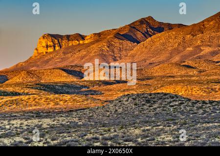 Guadalupe Peak, El Capitan sur la gauche, Guadalupe Mountains au lever du soleil, Texas, États-Unis Banque D'Images