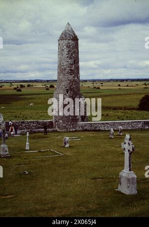 Blick auf den Rundturm in der ehemaligen Klosteranlage Clonmacnoise Comté d'Irland Offaly ruine Normannenburg *** vue de la tour ronde de l'ancien complexe monastère de Clonmacnoise Comté d'Irlande Offaly Norman ruines du château Banque D'Images