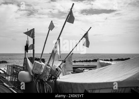 Flotteurs de pêche avec des drapeaux jaunes. Équipement pour la pêche en mer sur le bord de mer par une journée ensoleillée. Banque D'Images