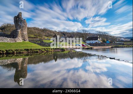 Château d'Ogmore, Un château normand en ruines près de Bridgend, dans le sud du pays de Galles. Le château se reflète sur l'eau douce de la rivière Ogmore. Banque D'Images