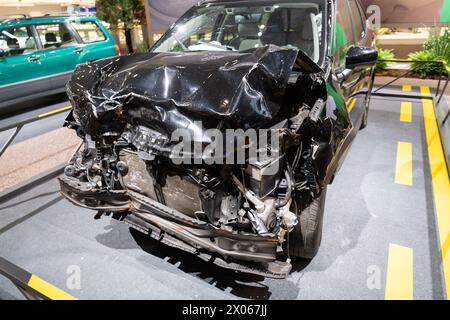 New York City, États-Unis - 27 mars 2024 : Subaru Forester Boxer Engine Crash test s'est écrasé une voiture au salon international de l'auto de New York, vue arrière Banque D'Images