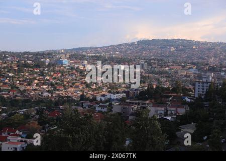 Kigali. 4 avril 2024. Cette photo prise le 4 avril 2024 montre la vue de la ville de Kigali, la capitale du Rwanda. Crédit : Dong Jianghui/Xinhua/Alamy Live News Banque D'Images