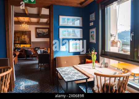 Salle à manger élégante et confortable avec des éléments de design contemporain traditionnel dans un emplacement en haute altitude Banque D'Images