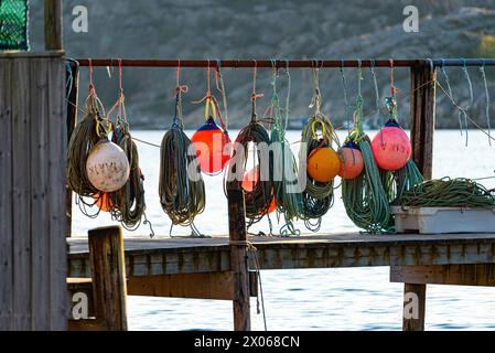 Plusieurs pêcheurs bouys et cordes suspendues sur la jetée. Banque D'Images