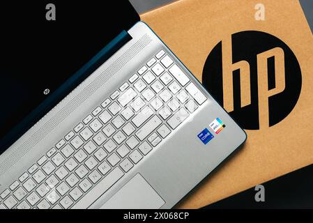 Ordinateur portable HP sur le dessus de la boîte en carton avec le logo HP sur fond gris. Éditorial illustratif Banque D'Images