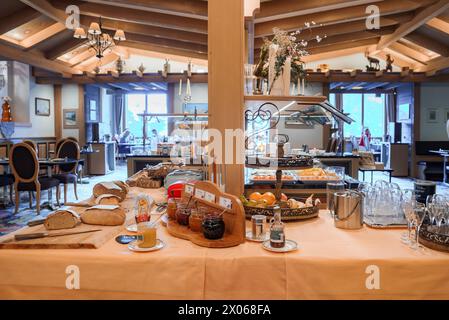 Petit déjeuner buffet agréablement aménagé dans une chambre confortable Banque D'Images