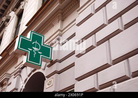 Bol de symbole Hygieia à l'extérieur d'une pharmacie Banque D'Images