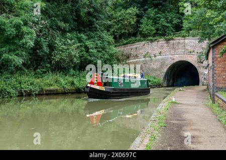 Bateau étroit sortant du tunnel Blisworth sur le canal Grand Union à Stoke Bruerne, Northamptonshire, Royaume-Uni Banque D'Images