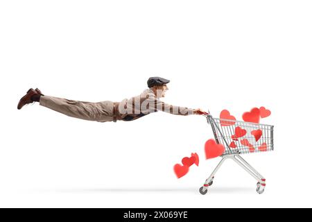 Plein plan d'un homme âgé occasionnel volant et tenant un chariot avec des coeurs isolés sur fond blanc Banque D'Images