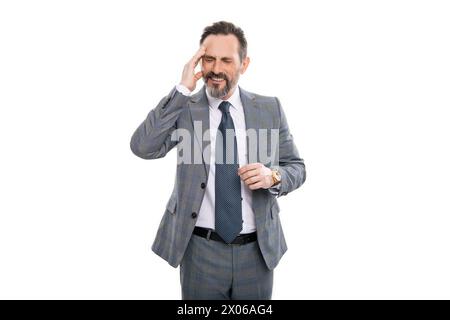 Maux de tête et fatigue oculaire sur ordinateur portable. Céphalées chroniques. Migraine par surmenage, délai. Homme d'affaires en costume avec mal de tête. Homme d'affaires a le stress Banque D'Images