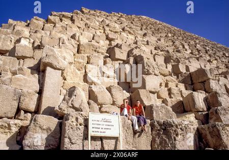 Egypte, même s'il y a un panneau d'interdiction, les touristes ont encore escaladé l'une des pyramides de Gizeh. Banque D'Images