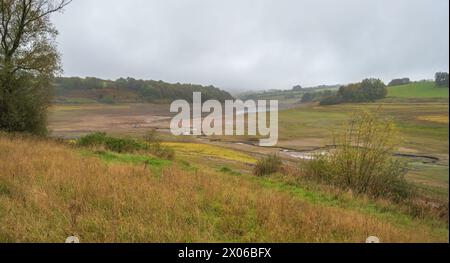 Un réservoir de Wimbleball très sec en octobre 2022 sur Exmoor, Somerset, Angleterre, Royaume-Uni. Banque D'Images