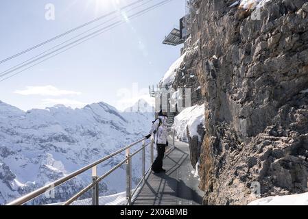 Personne skie sur la passerelle rocheuse dans les Alpes suisses. Banque D'Images